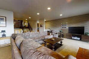 公寓客房, 4 間臥室 | 起居區 | 電視、壁爐、 DVD 播放機