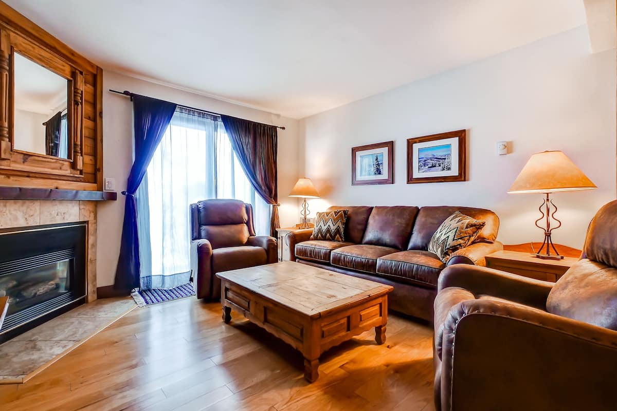 Condo, 2 Bedrooms (Deluxe) | Living room | TV