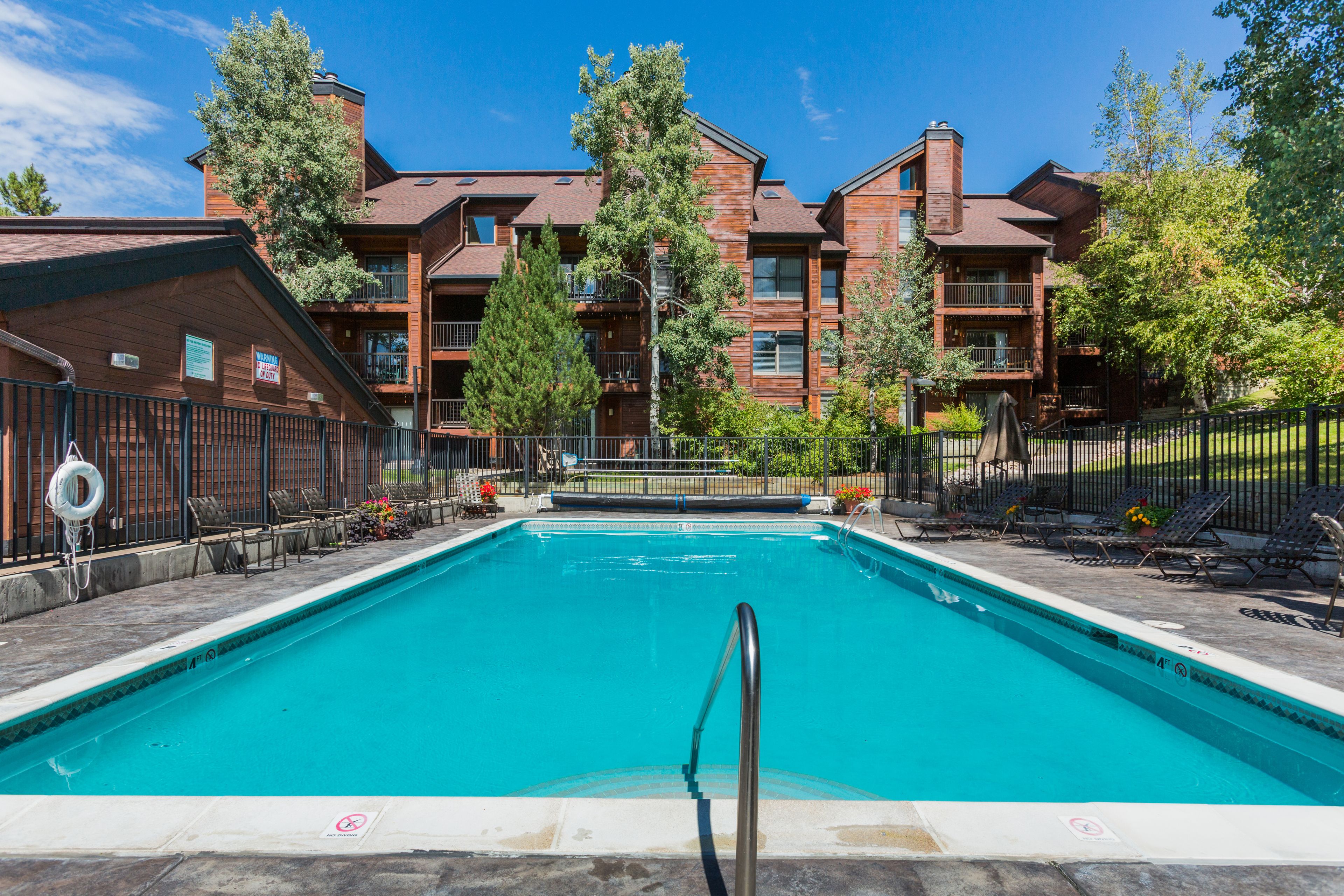 Una piscina al aire libre, una piscina climatizada