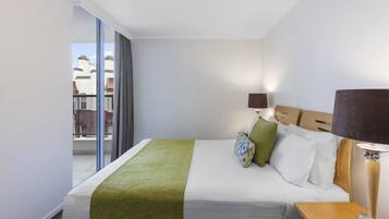 Tabla de planchar con plancha, cunas, wifi gratis y ropa de cama