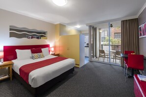Tabla de planchar con plancha, cunas, wifi gratis y ropa de cama 
