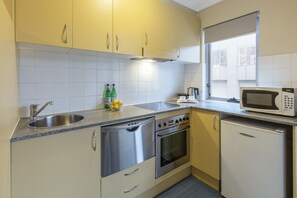 Refrigerador, microondas, horno, placa de cocina