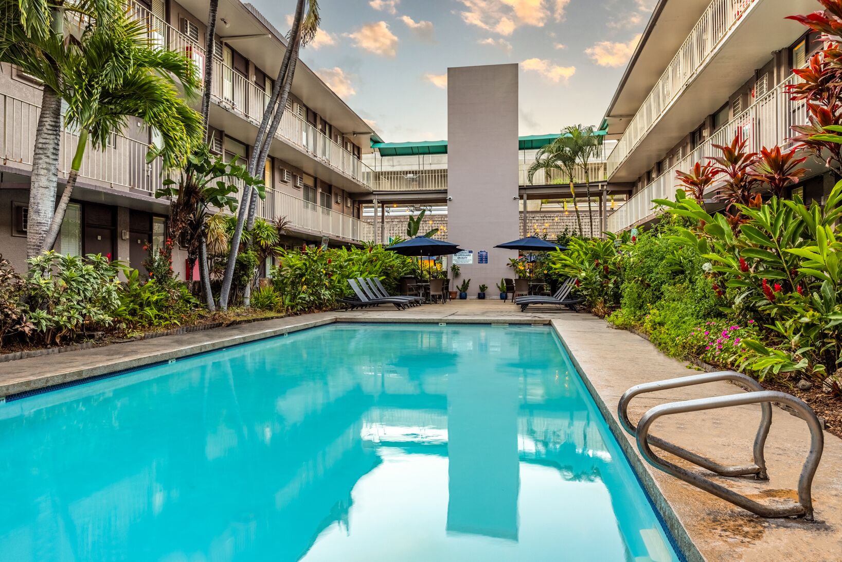 Piscine extérieure, parasols de plage, chaises longues