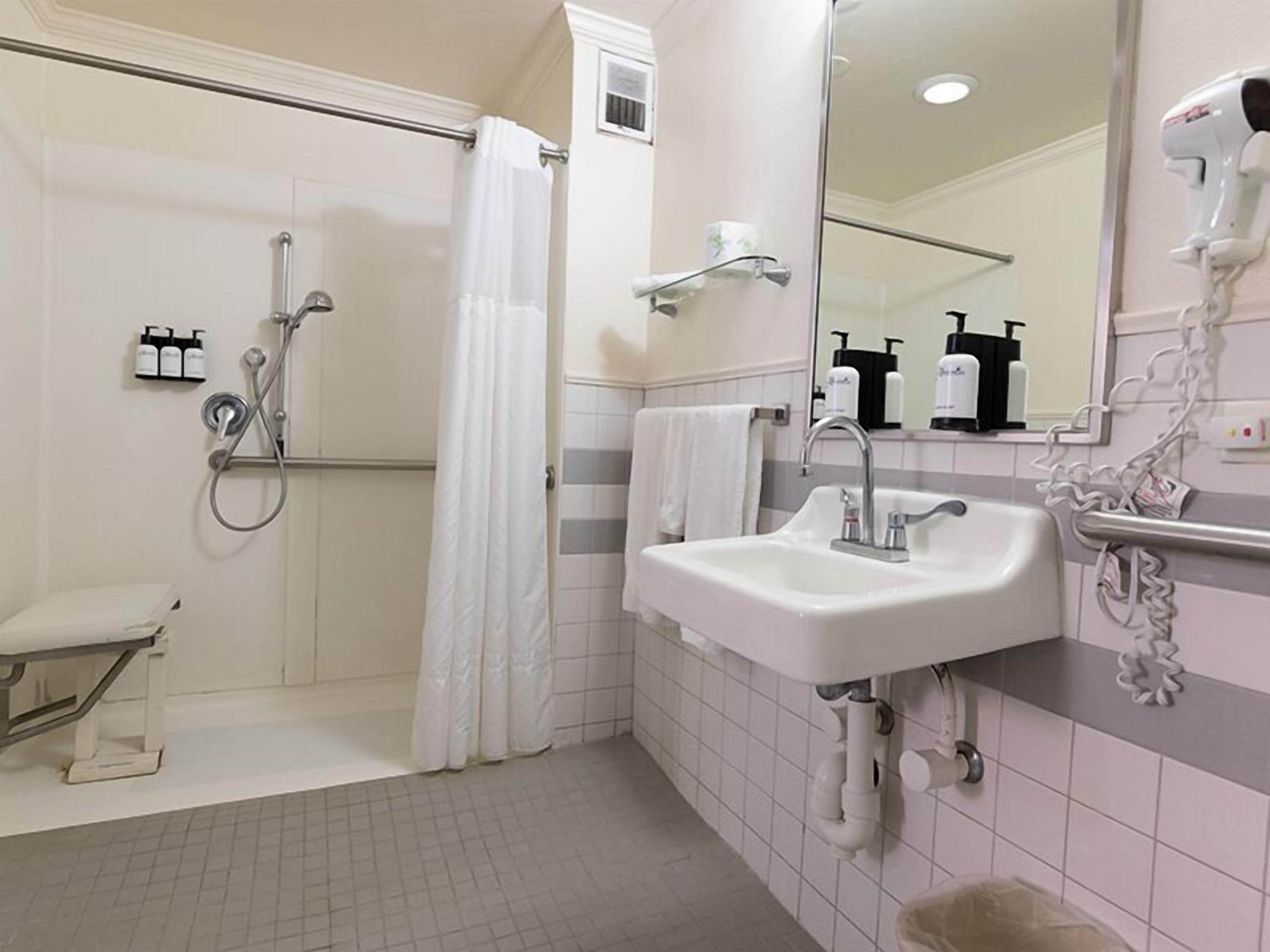 Photo - Pacific Marina Inn Airport