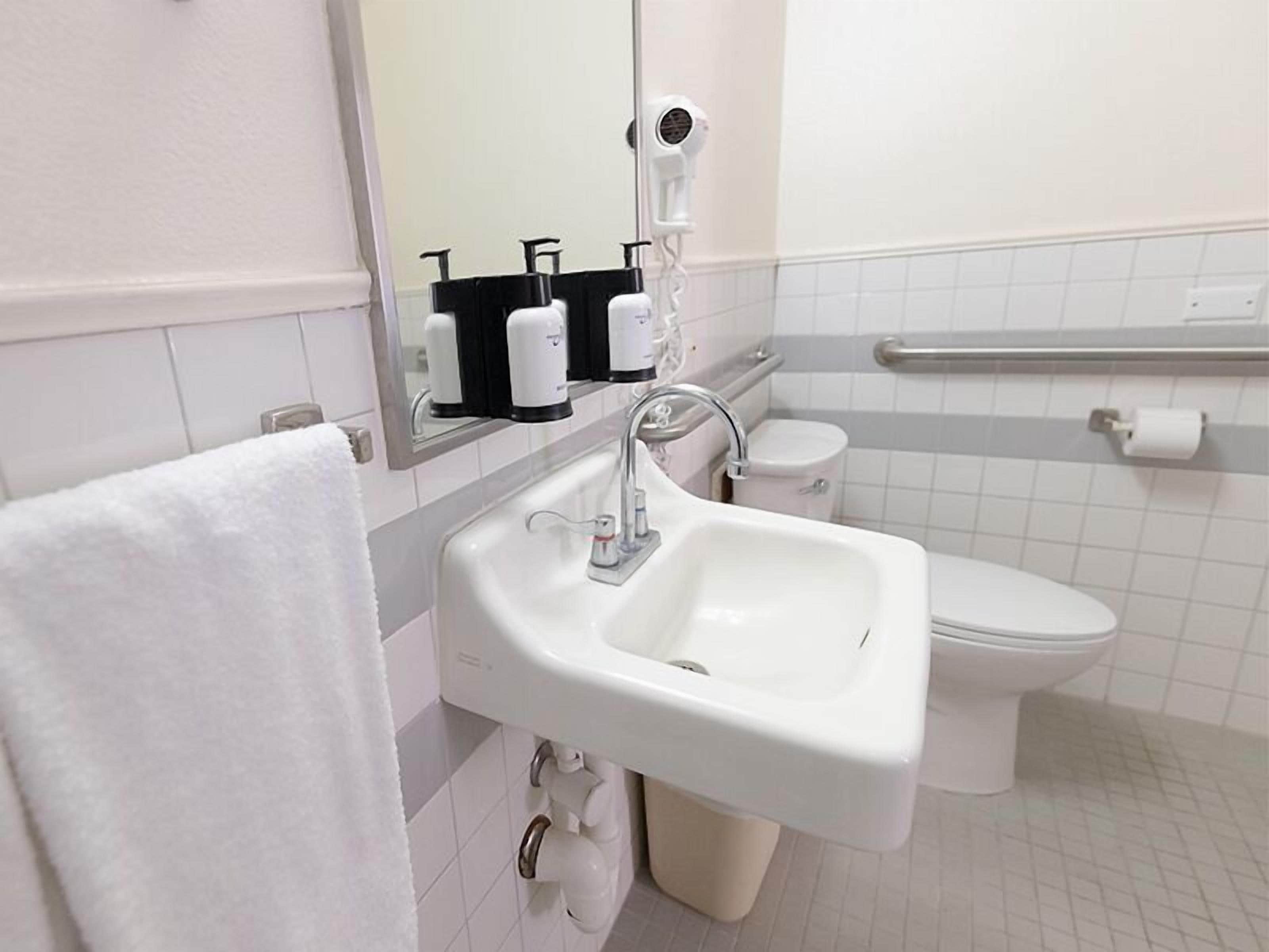 Photo - Pacific Marina Inn Airport