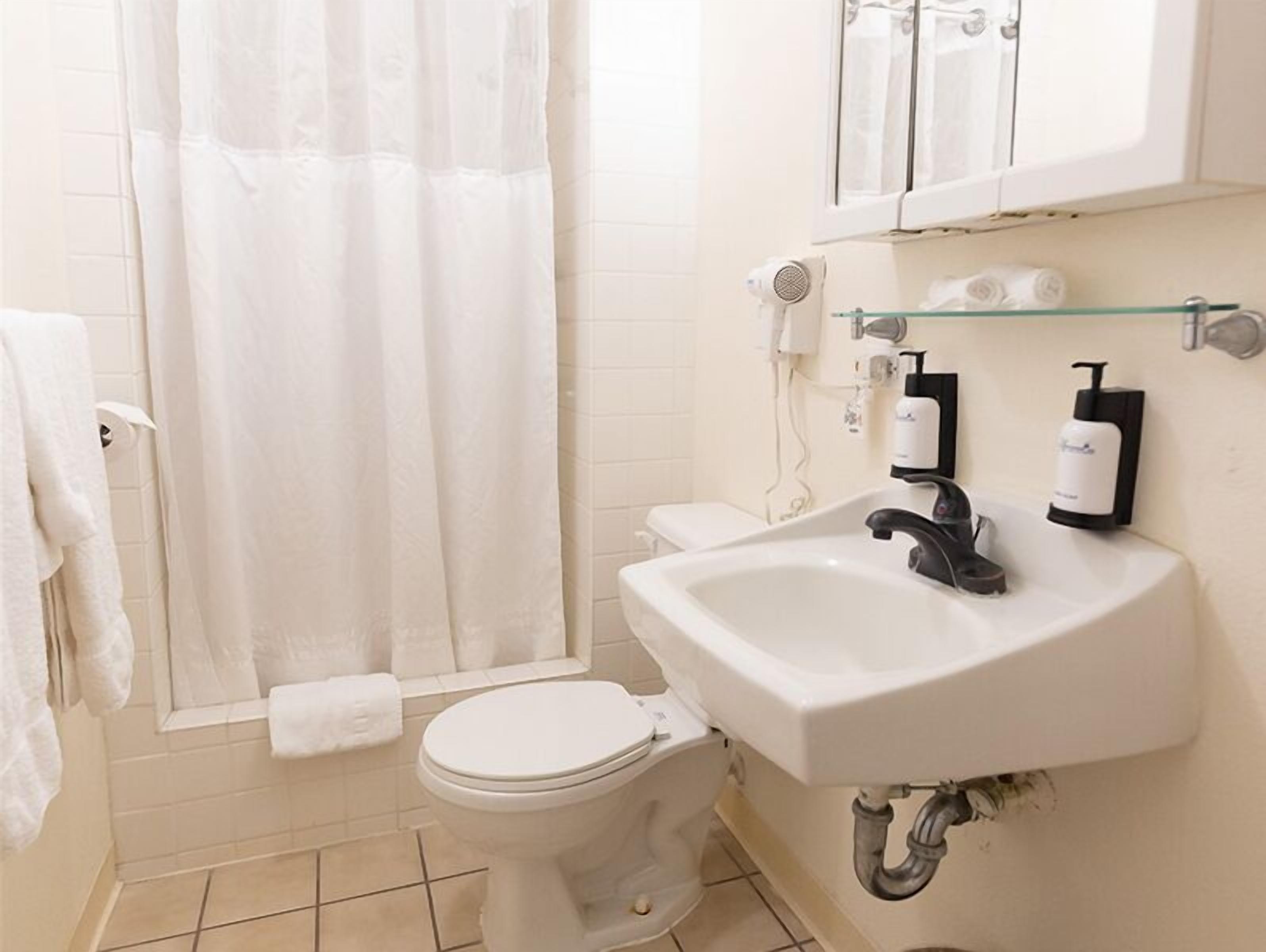 Photo - Pacific Marina Inn Airport