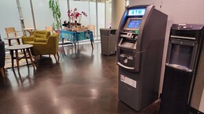 店內自動櫃員機/銀行服務