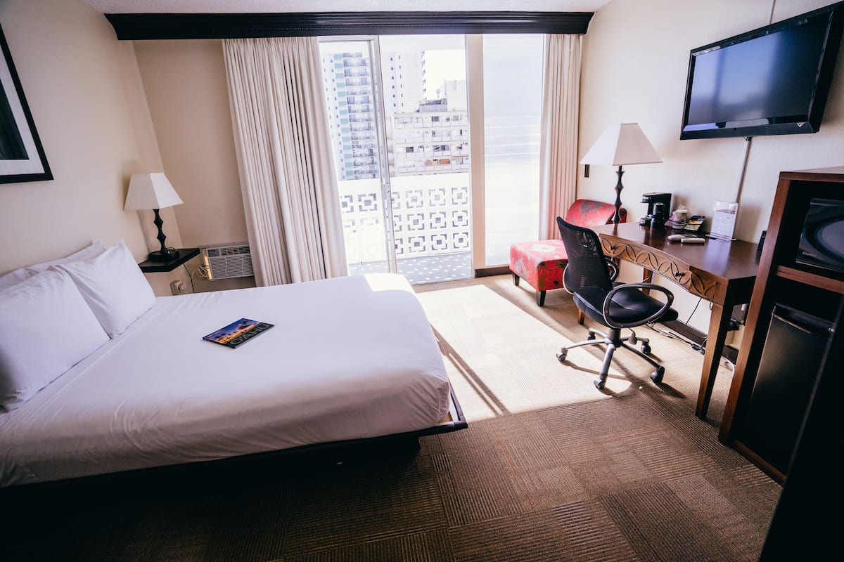 Boutique Queen Room | Blackout drapes, iron/ironing board, cribs (free), alarm clocks