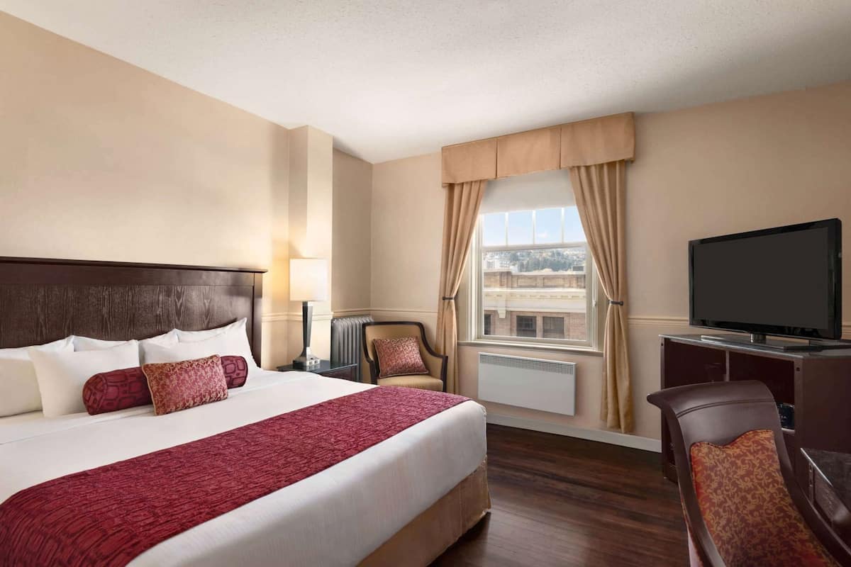 Premium bedding, pillowtop beds, in-room safe, desk