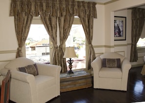 Junior-Suite, 1 King-Bett, Bergblick, Eckzimmer | Wohnbereich