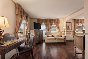 Suite, 1 King Bed, Non Smoking (One-Bedroom) | Premium bedding, pillowtop beds, in-room safe, desk