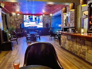 供应早餐、午餐和晚餐