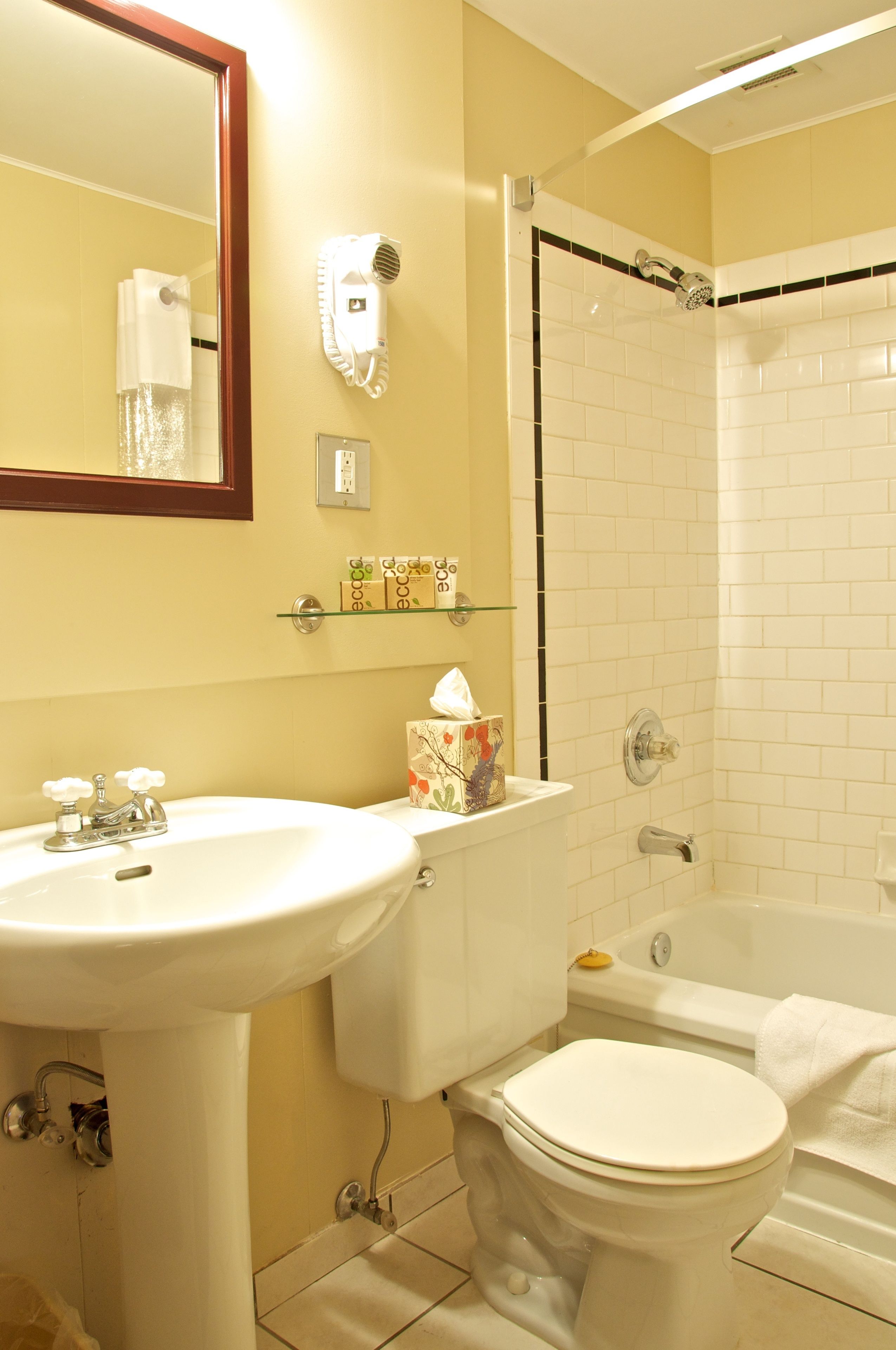 Ein Badezimmer mit Waschbecken, Toilette und Badewanne.