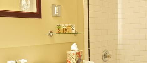 Un baño con lavamanos, inodoro y bañera.