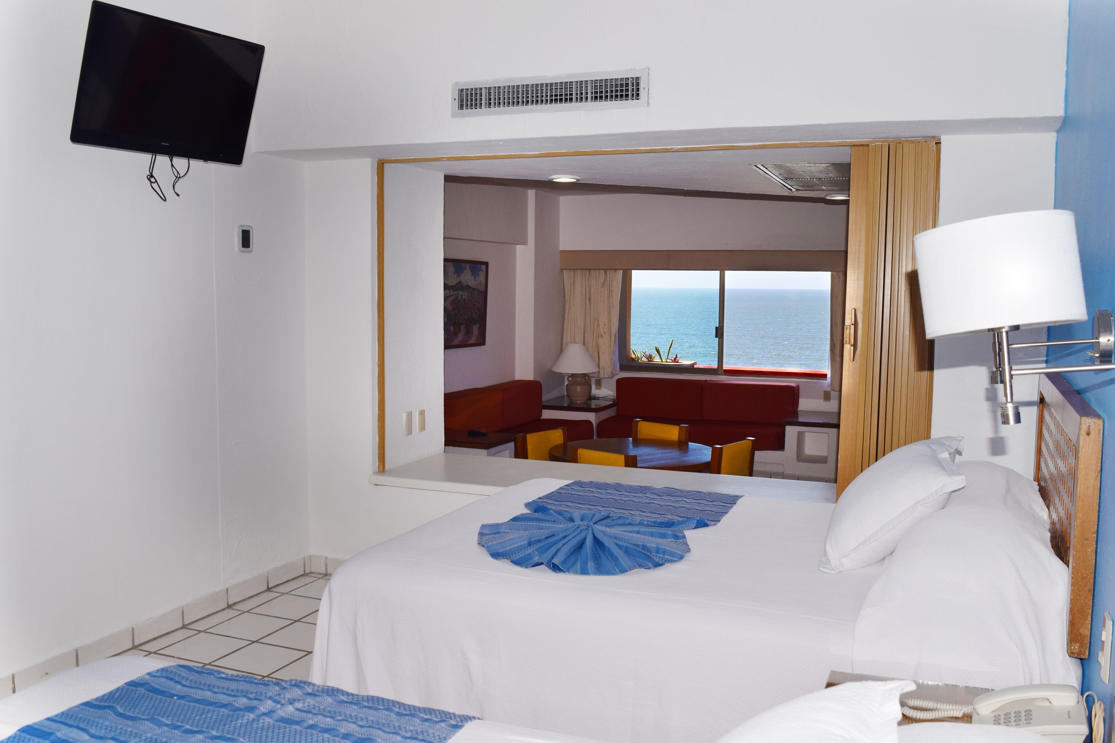 Suite, cocineta, vista al mar | Escritorio, cortinas blackout, wifi gratis y ropa de cama 