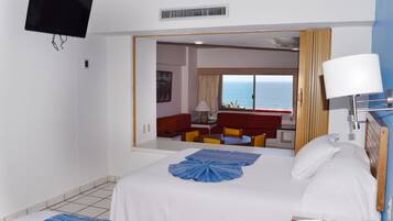 Suite, cocineta, vista al mar | Escritorio, cortinas blackout, wifi gratis y ropa de cama