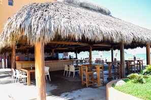 Bar junto a la piscina