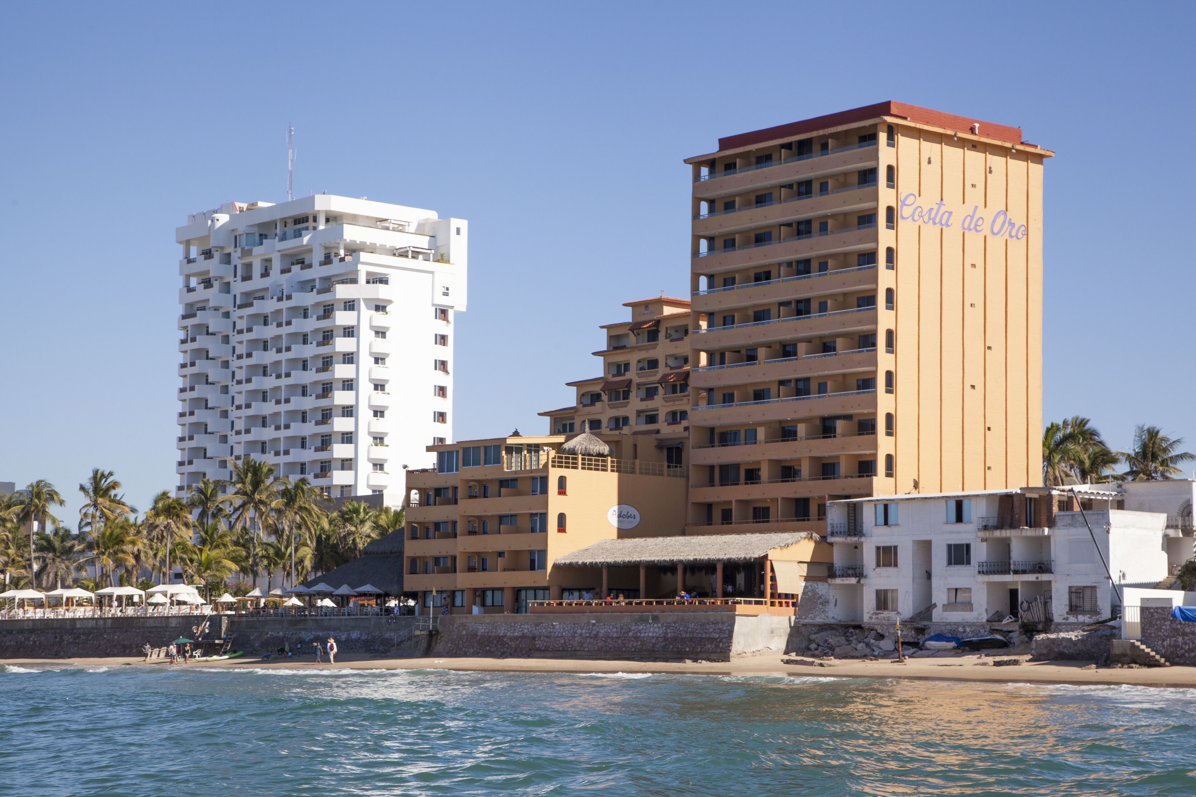 Um hotel à beira-mar com vários andares e varandas.