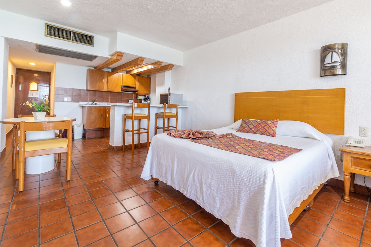 Studio, 1 King Bed | 1 bedroom, desk, blackout curtains, free WiFi