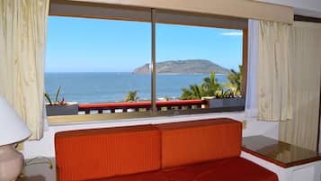 Suite, cocineta, vista al mar | Vista a la playa o el mar