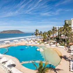 Piscina externa, funciona das 8h às 20h, guarda-sóis, espreguiçadeiras