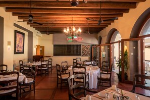 Breakfast, lunch served; local and international cuisine, ocean views 