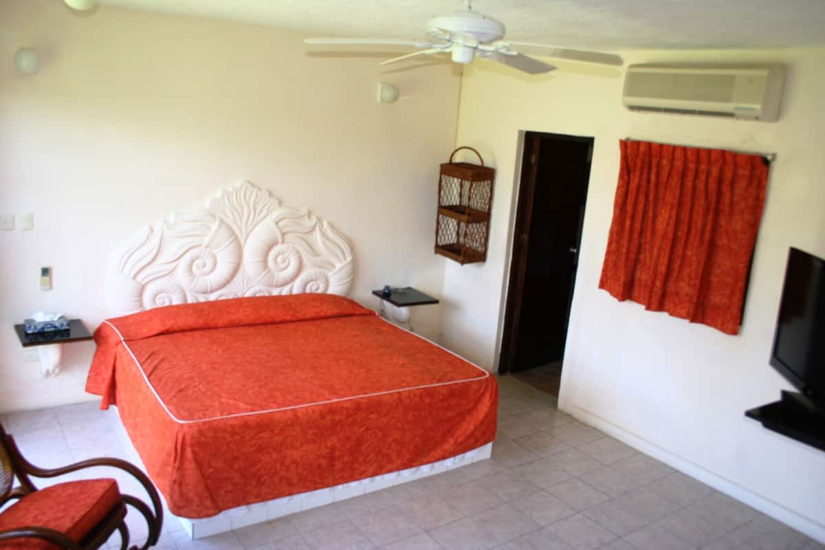Standard Room, Garden View | 1 bedroom, blackout drapes, bed sheets