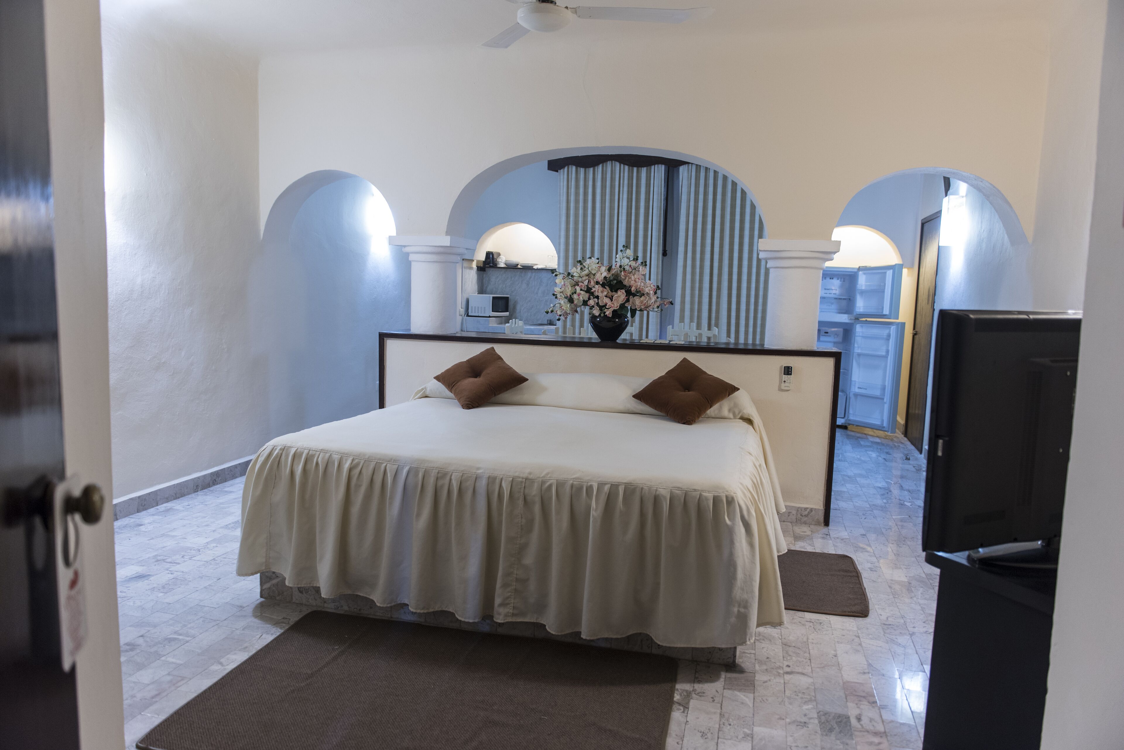 superior deluxe | 1 bedroom, blackout curtains, bed sheets