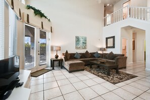 Luxe kamer, 4 slaapkamers (Pool Home, Sleeps 8) | Woonkamer | Een televisie