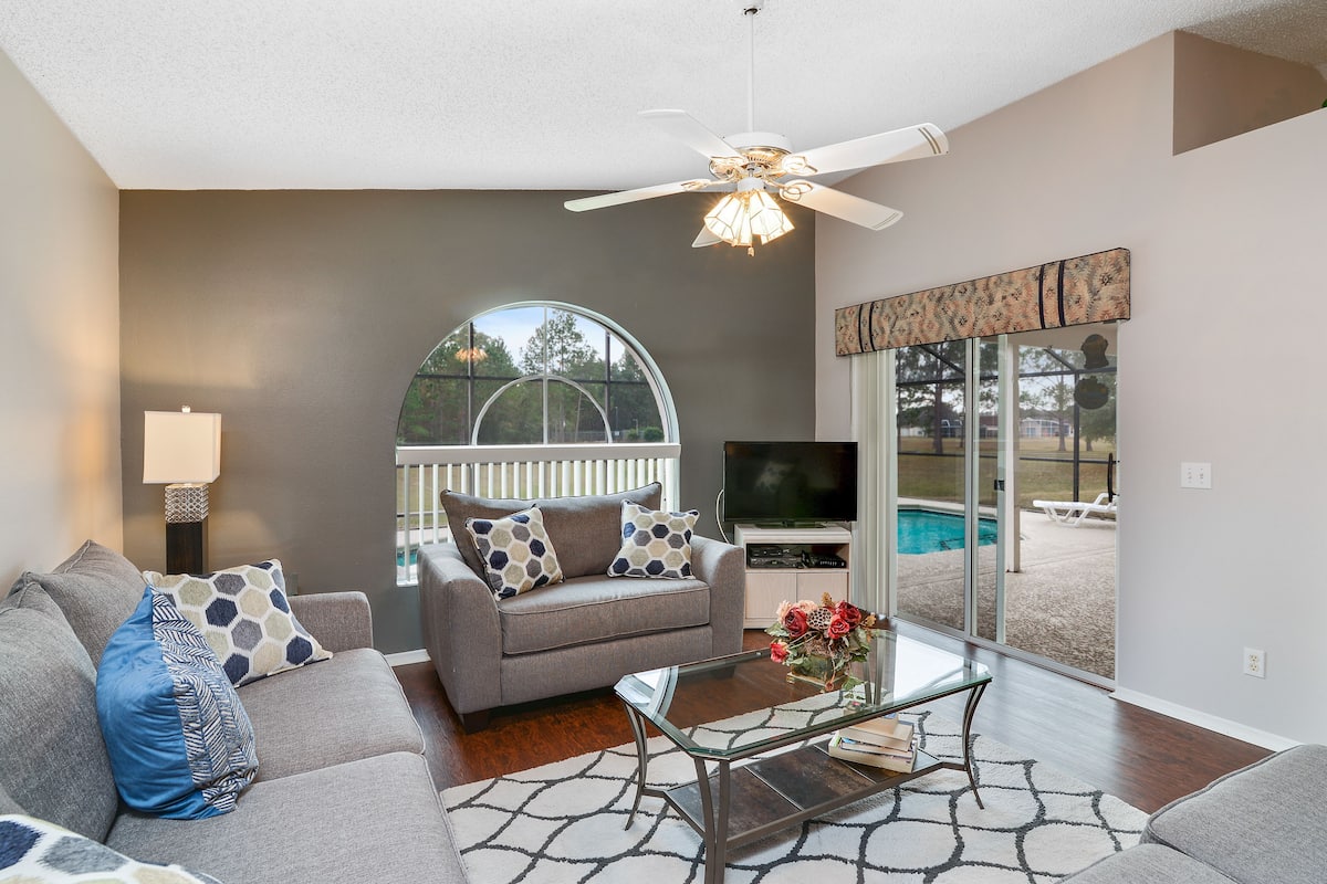 Luxury Room, 3 Bedrooms (Pool Home, Sleeps 6) | Living room | TV