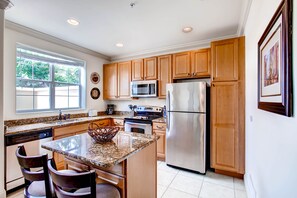 Luxury Townhome, 4 Bedrooms (Sleeps 8) | Private kitchen