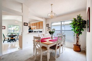 Standaard kamer, 4 slaapkamers (Pool Home, Sleeps 8) | Dineren in de kamer