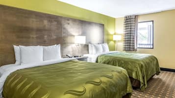 Escrivaninha, cortinas blackout, ferros/tábuas de passar roupa