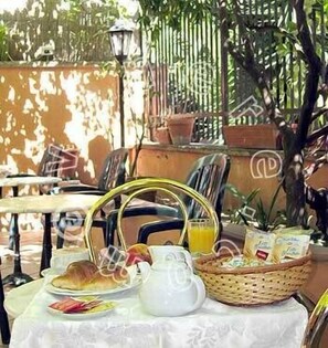 Se ofrece un desayuno típico de la región (5.00 EUR por persona)