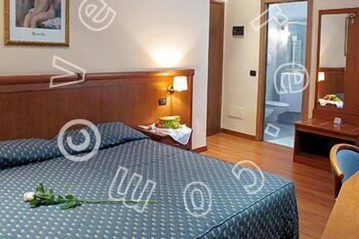 Minibar, in-room safe, desk, iron/ironing board