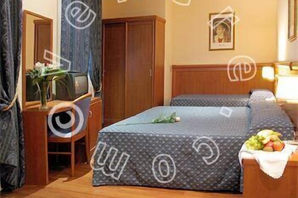 Minibar, in-room safe, desk, iron/ironing board