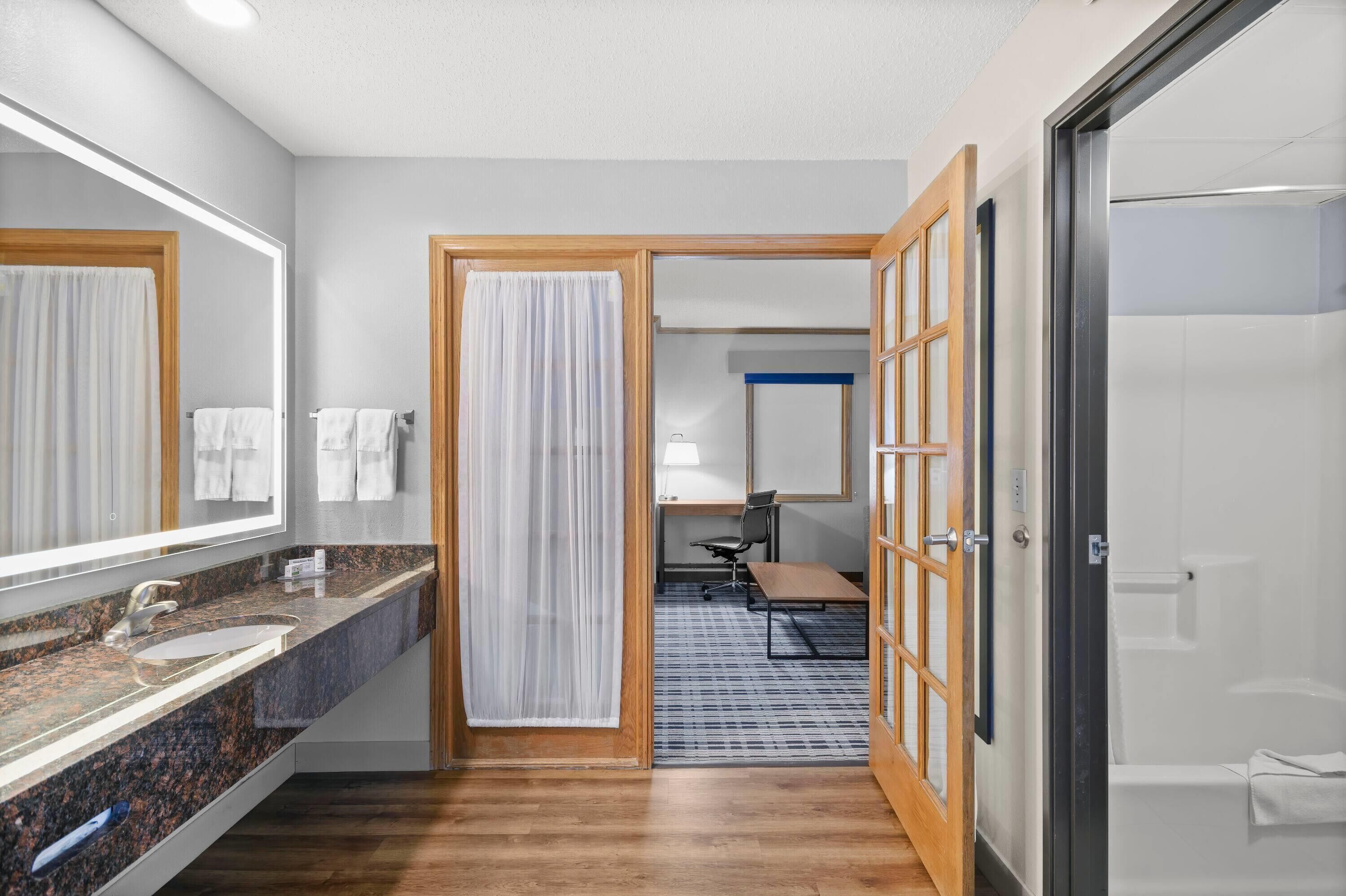 suite, 1 king bed, non smoking (one-bedroom) | bathroom | combined shower/bathtub, free toiletries, hair dryer, towels