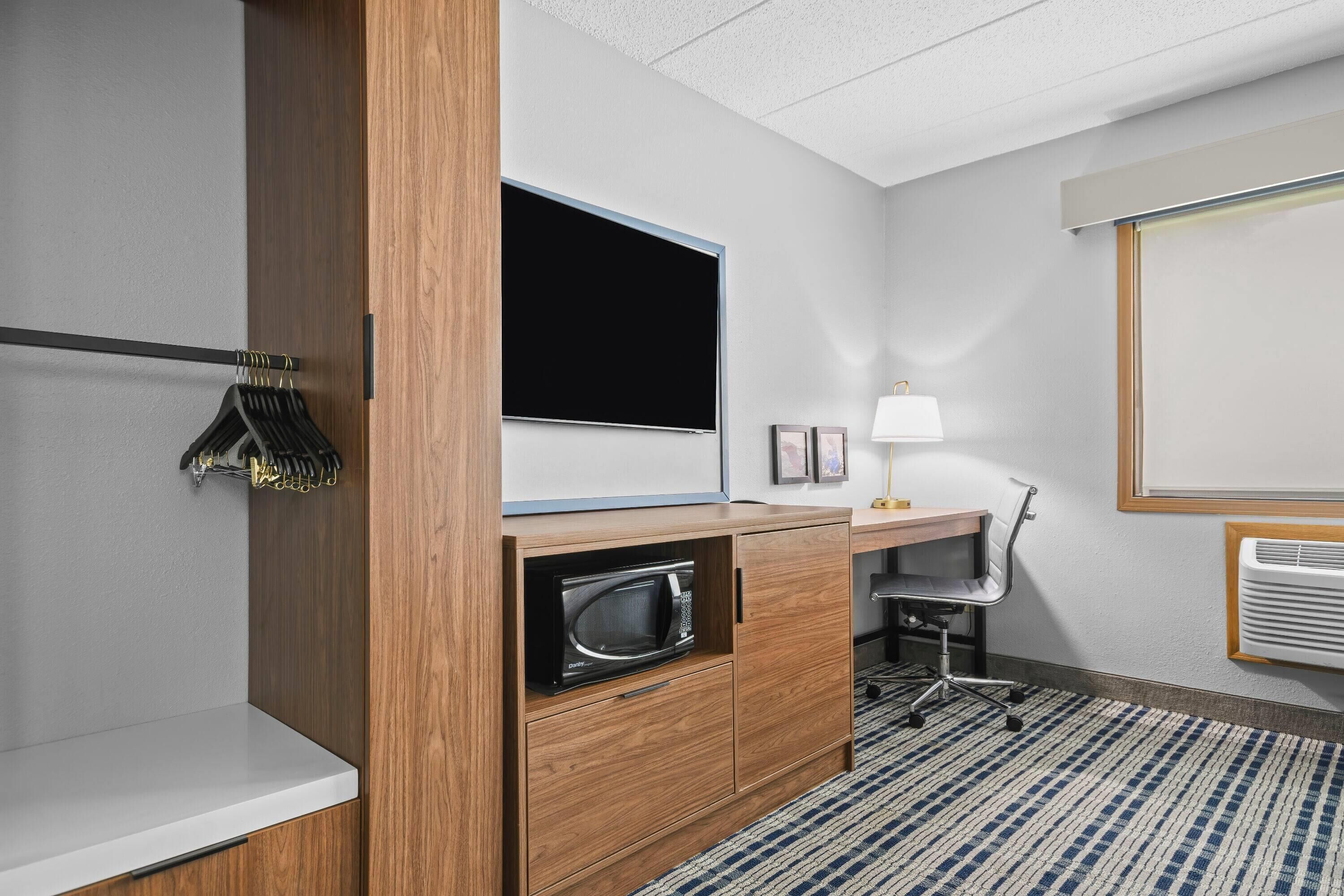 room, 1 queen bed, accessible, non smoking | in-room safe, desk, iron/ironing board, free cots/infant beds