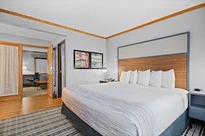 Suite, 1 Tempat Tidur King, Bebas Asap Rokok (One-Bedroom) | Brankas, meja kerja, setrika/meja setrika, dan tempat tidur bayi gratis