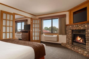 Superior Suite, 1 King Bed, Non Smoking (One-Bedroom) | In-room safe, desk, iron/ironing board, free cots/infant beds
