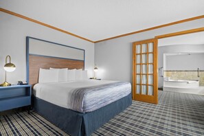 高级套房, 1 张特大床, 无烟房 (One-Bedroom) | 客房内保险箱、办公桌、熨斗/熨衣板、免费婴儿床