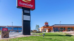 A large EconoLodge sign with a clear path to the entrance. - Park Inn by Radisson, Macon North (Macon)