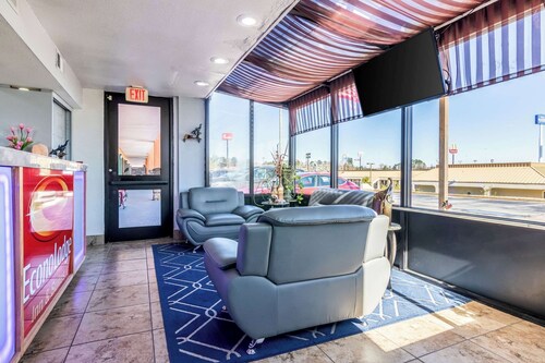 Econo Lodge Inn & Suites Macon North