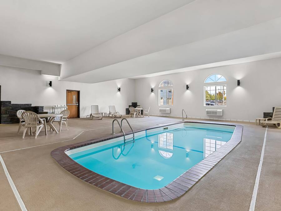 Piscina interna, funciona das 8h às 22h, espreguiçadeiras