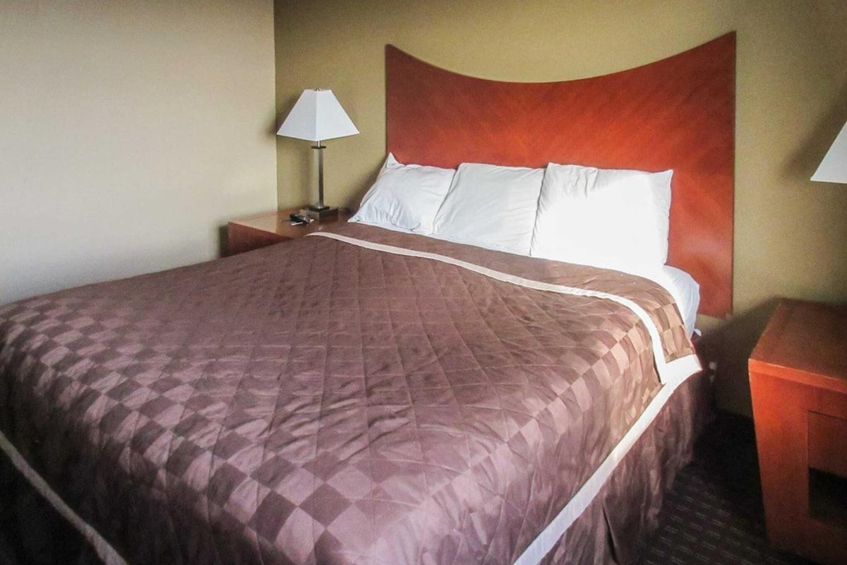 Una scrivania, lenzuola