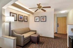 In-room safe, desk, iron/ironing board, free cots/infant beds - Comfort Inn & Suites Lees Summit - Kansas City (Lee's Summit)