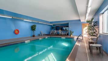 Una piscina techada, sillones reclinables de piscina