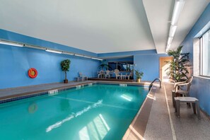 Una piscina cubierta, tumbonas