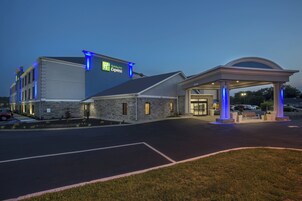 Egy Holiday Inn Express szálloda, amelynek kőburkolatos homlokzata, fedett bejárata és parkolója van.