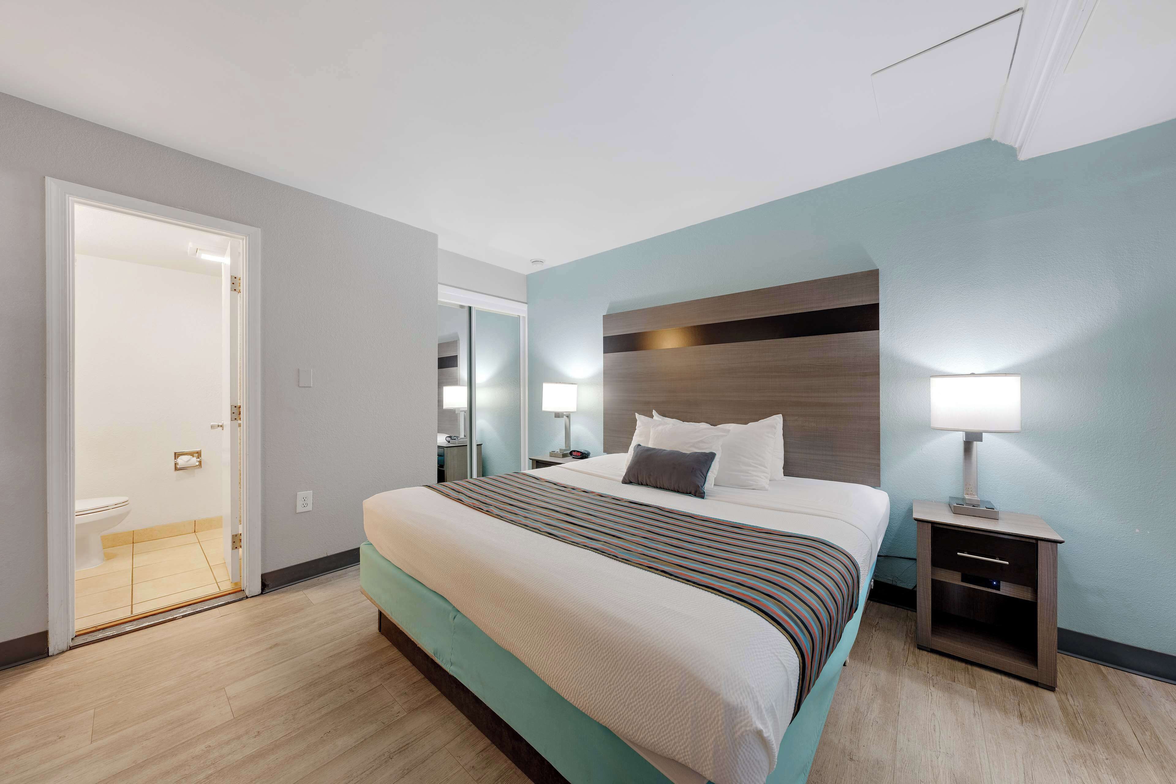 Photo - Best Western Plus Holiday Sands Inn & Suites